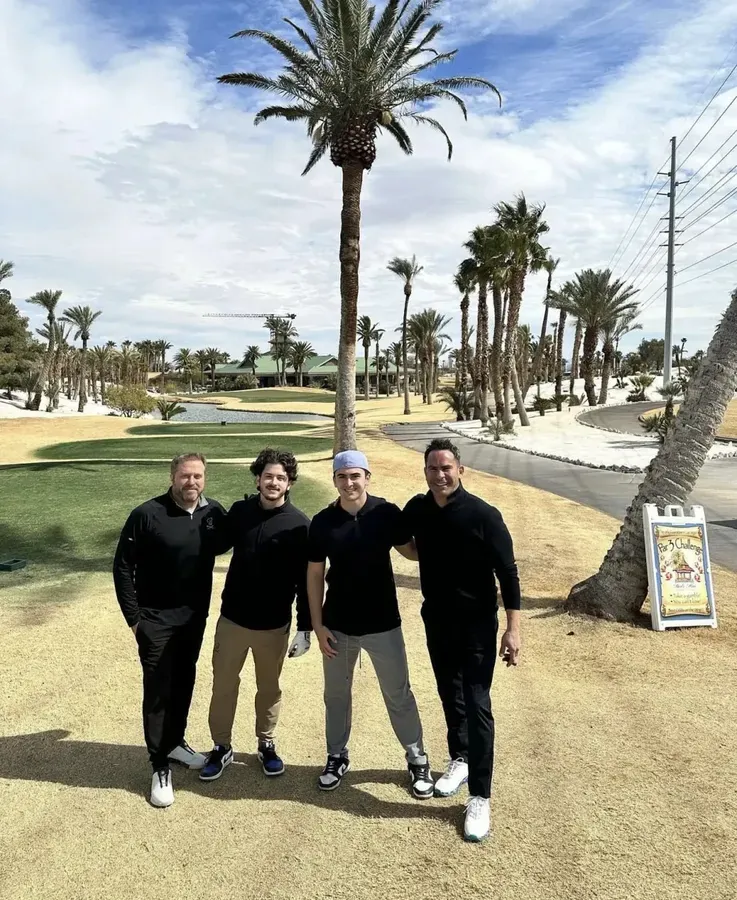 PHOTOS : Louie Ruelas et Chris Laurita de RHONJ jouent au golf avec leurs fils aînés