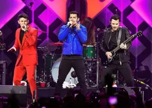 Joe Jonas Gentiment Aide une Admiratrice Tombée dans le Public Après un Concert à Broadway