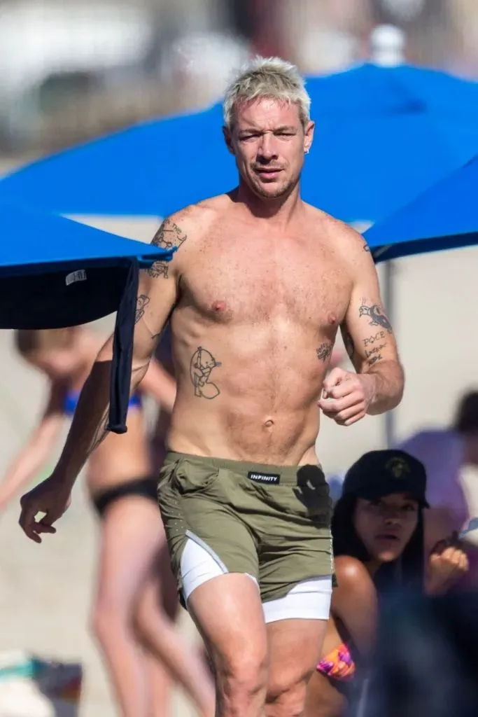 Diplo Expose Son Corps Musclé Face aux Commentaires sur Sa Sexualité

[Image – Description d'une image de Diplo sur une plage]

Le DJ et producteur Diplo a affiché une silhouette athlétique sur une plage, alors que les discussions autour de sa sexualité continuent.

[Suite de l'article – description des détails supplémentaires et des citations]