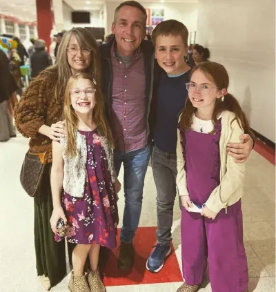 La carrière de Clint Harp a décollé depuis ‘Fixer Upper’ ! Découvrez la fortune de ce menuisier.