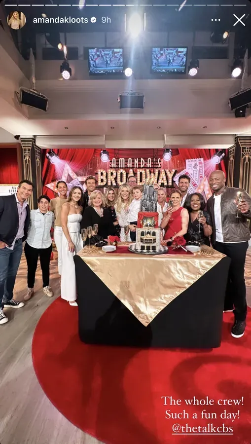 Amanda Kloots reçue par ses collègues de « The Talk » lors d’une fête d'anniversaire sur le thème de Broadway.