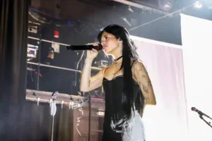 CONCERT REVIEW – Nessa Barrett – New York

[Pas de commentaires, uniquement la traduction]

CONCERT REVIEW – Nessa Barrett – New York