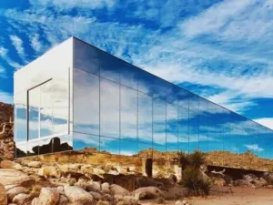 Cette maison « invisible » de 18 millions de dollars, appartenant aux producteurs d' »American Psycho », dégage de sérieuses vibrations Patrick Bateman.