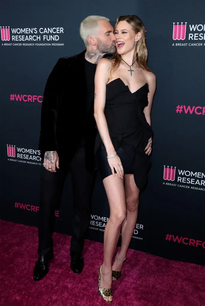 Adam Levine et Behati Prinsloo ravivent les démonstrations d'affection sur le tapis rouge après le scandale de messages privés du chanteur de Maroon 5.