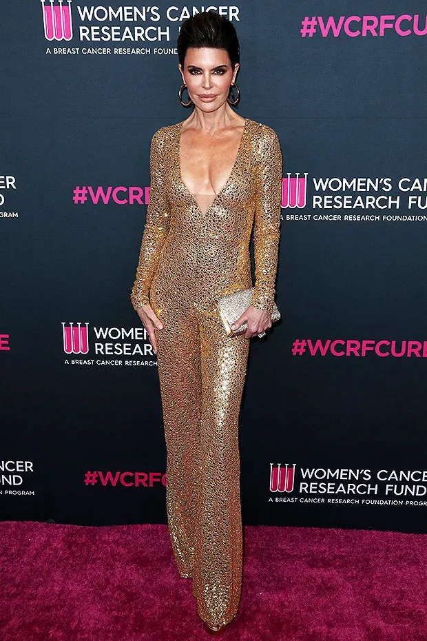Lisa Rinna Éblouit Dans Une Combinaison Dorée Décolletée Pour Le Gala Contre Le Cancer Féminin Avec Harry Hamlin