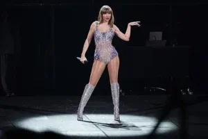 Taylor Swift Éblouit dans une Combinaison de Séquins Lors du Premier Spectacle de sa ‘Eras Tour’ : Photos