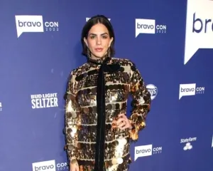 Vanderpump Rules : Katie Maloney partage des indices sur l'affaire de Tom Sandoval, des détails « chocants », et réagit à la remarque de Raquel qualifiant Lala de « demoiselle » en plus de parler des nouvelles d'Ariana et de l'implication de Schwartz.