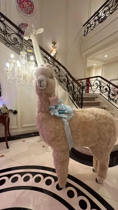 Paris Hilton s'extasie sur un cadeau de naissance « géant » des Kardashian-Jenners : « Je le serre chaque jour »