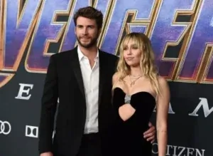 Is Miley Cyrus’ Hit Single ‘Flowers’ About Ex-Husband Liam Hemsworth? The Story Behind Rumors

La chanson à succès de Miley Cyrus, « Flowers », parle-t-elle de son ex-mari Liam Hemsworth ? L’histoire derrière les rumeurs.