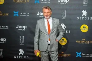 Sam Neill, 75 ans, rassure les fans qu’il est « vivant et en pleine forme » après avoir révélé un diagnostic de cancer antérieur.