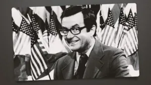 Mark Russell, pianiste et satiriste politique, décède à l'âge de 90 ans