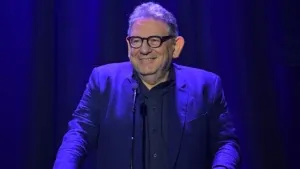 Universal Music Group prolonge le contrat de son PDG Lucian Grainge jusqu'en 2028.