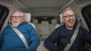 Alan Cumming et Brian Cox chantent « Caledonia » dans un extrait exclusif de Carpool Karaoke