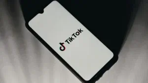 TikTok va présenter ses offres publicitaires aux acheteurs lors des IAB Newfronts, malgré un examen minutieux.