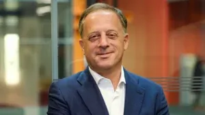 BBC à réduire 1 000 heures annuellement alors que l'objectif d'économies atteint 500 millions de dollars