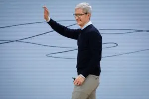 Apple prepara la sucesión de Tim Cook: John Ternus surge como candidato principal