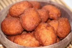 Beignets de Koki Servis à la Sauce Tomate Pimentée