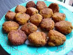 Boulettes de Poisson aux Condiments Frais