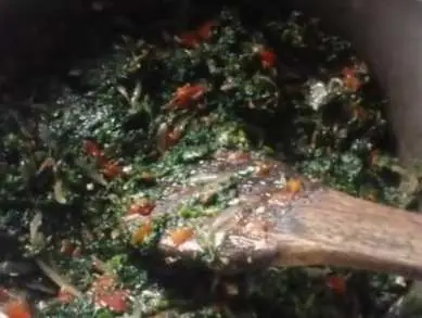 Folong Sauté au Poisson Fumé & Bœuf