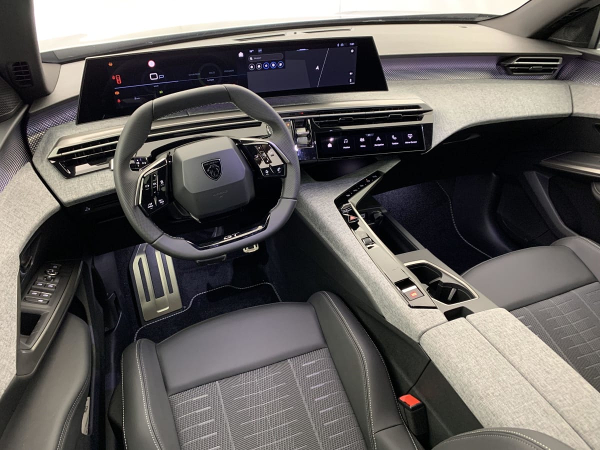PEUGEOT 3008 Hybrid 145 e-DCS6 GT