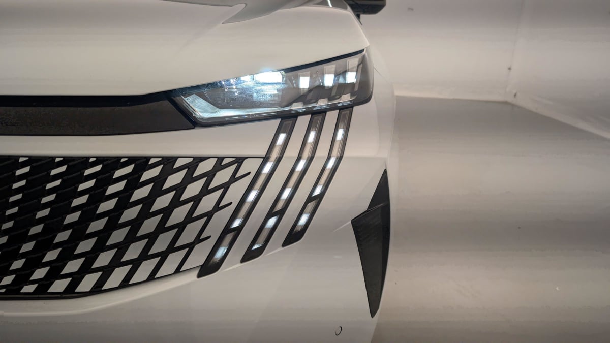 PEUGEOT 3008 Hybrid 145 e-DCS6 GT + Pack Hi-Fi Focal Système + Pack Toit Ouvrant