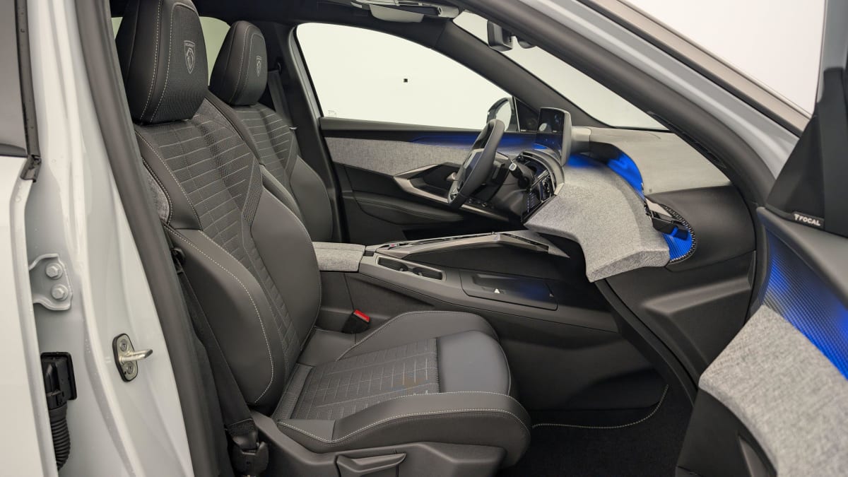 PEUGEOT 3008 Hybrid 145 e-DCS6 GT + Pack Hi-Fi Focal Système + Pack Toit Ouvrant