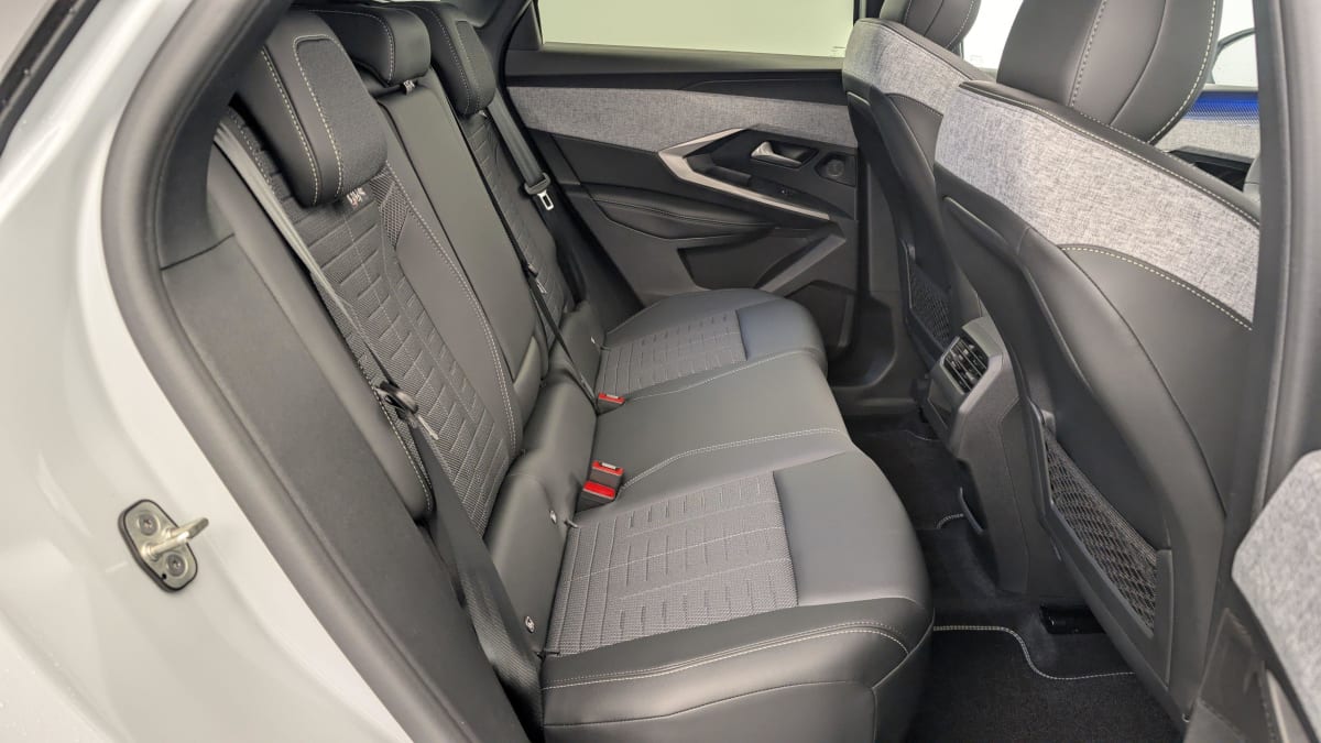 PEUGEOT 3008 Hybrid 145 e-DCS6 GT + Pack Hi-Fi Focal Système + Pack Toit Ouvrant
