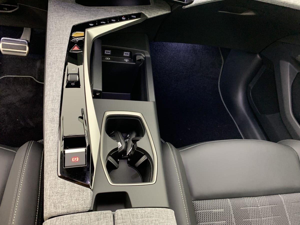 PEUGEOT 3008 Hybrid 145 e-DCS6 GT