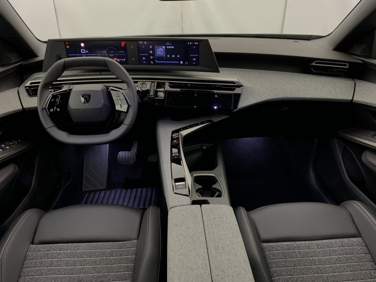 PEUGEOT 5008 Hybrid 145 e-DCS6 Allure