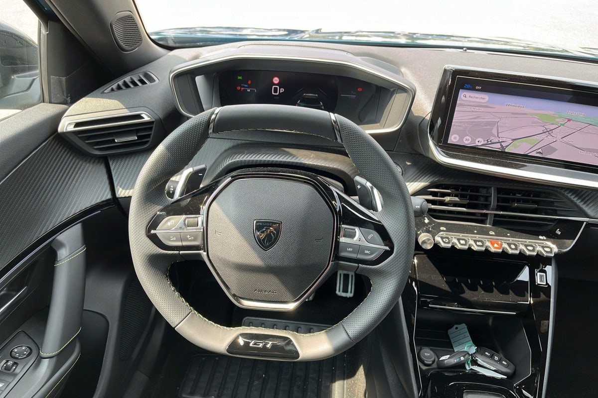 PEUGEOT 2008 Hybrid 145 e-DCS6 GT