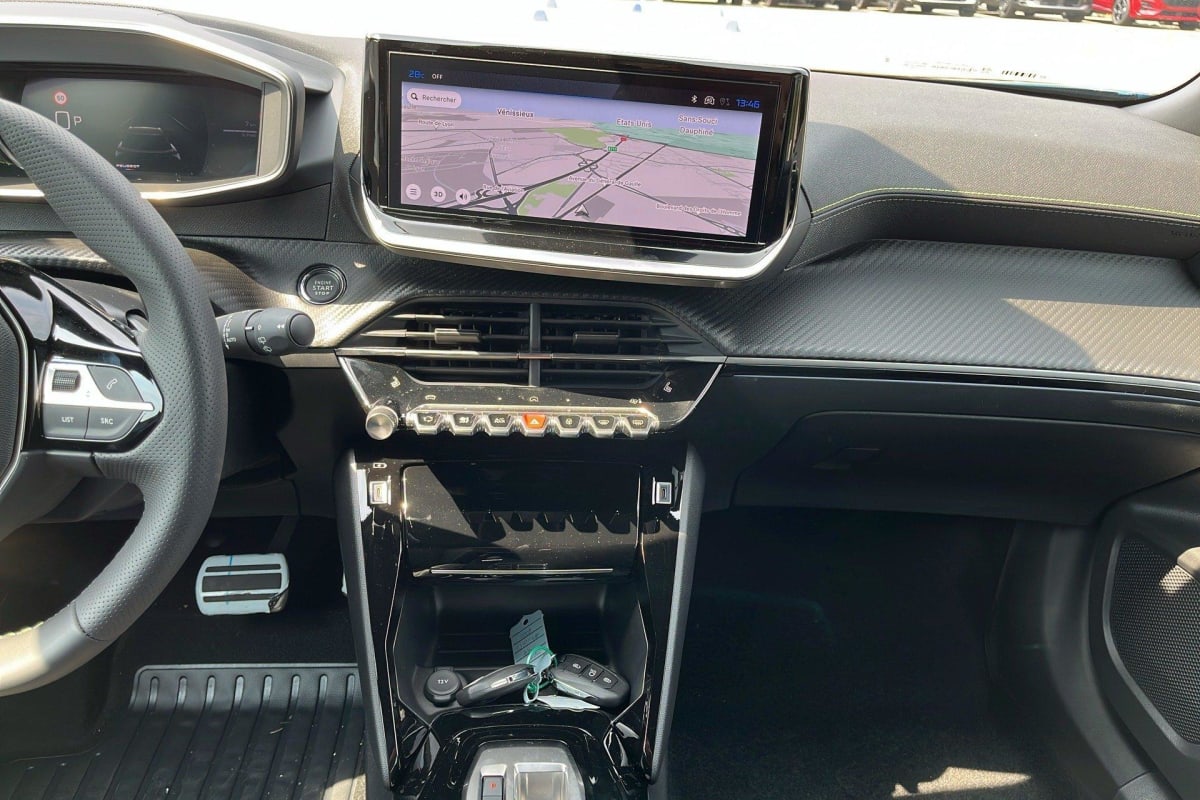 PEUGEOT 2008 Hybrid 145 e-DCS6 GT
