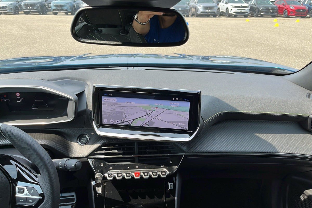 PEUGEOT 2008 Hybrid 145 e-DCS6 GT