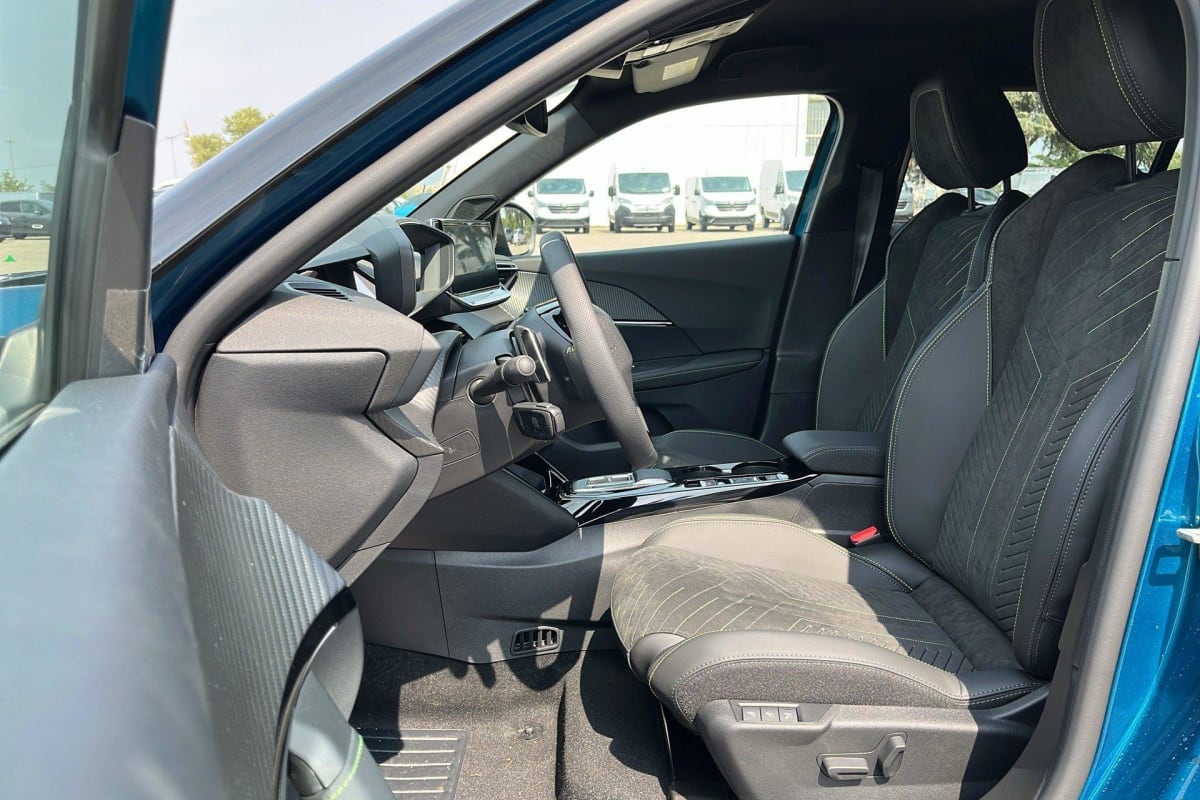 PEUGEOT 2008 Hybrid 145 e-DCS6 GT