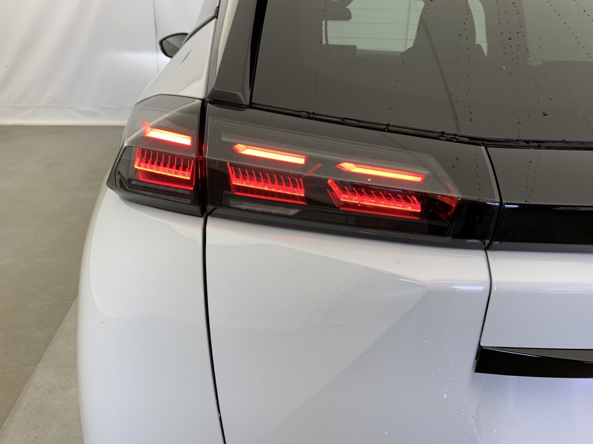 PEUGEOT 2008 Hybrid 145 e-DCS6 GT
