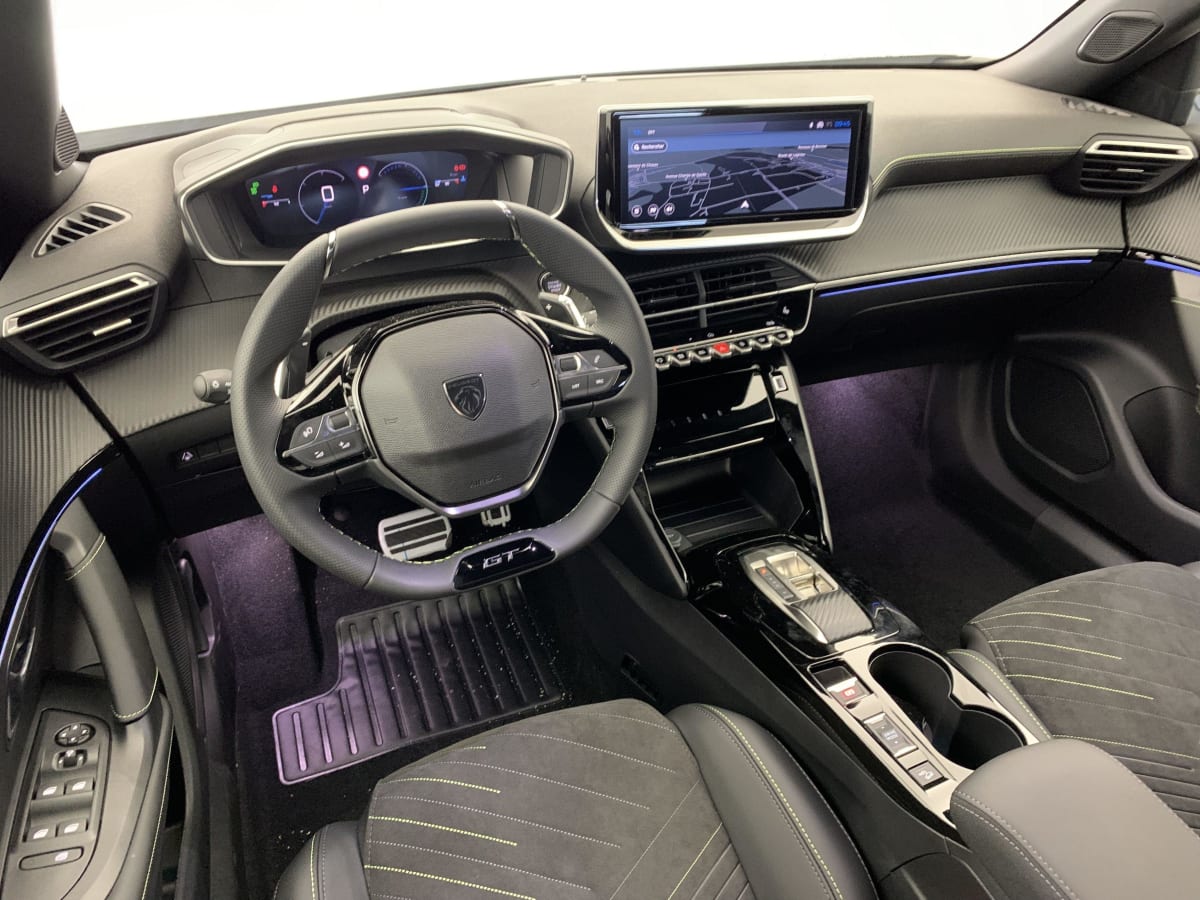 PEUGEOT 2008 Hybrid 145 e-DCS6 GT