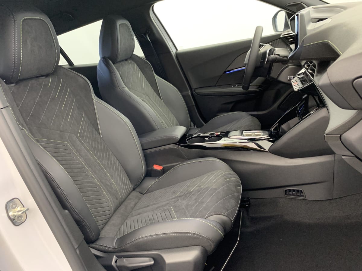 PEUGEOT 2008 Hybrid 145 e-DCS6 GT