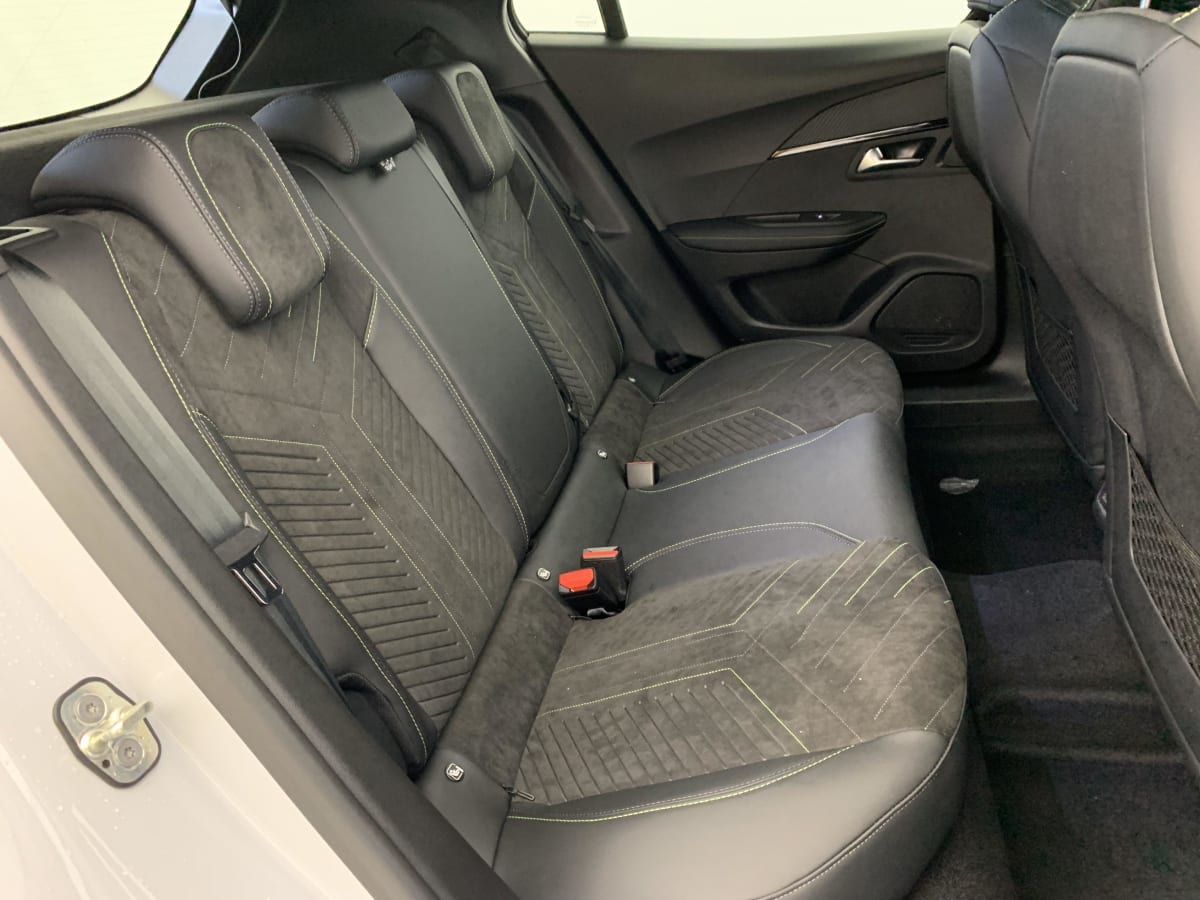 PEUGEOT 2008 Hybrid 145 e-DCS6 GT