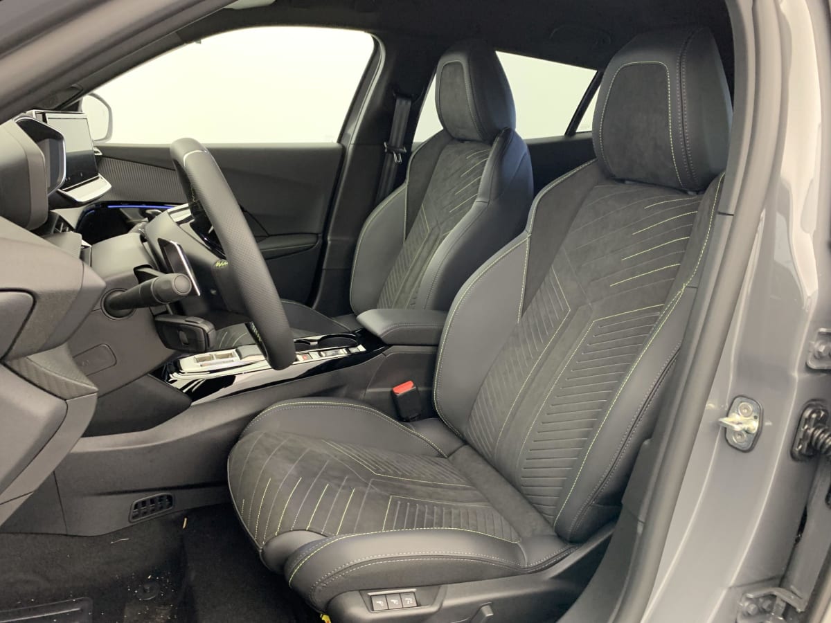 PEUGEOT 2008 Hybrid 145 e-DCS6 GT