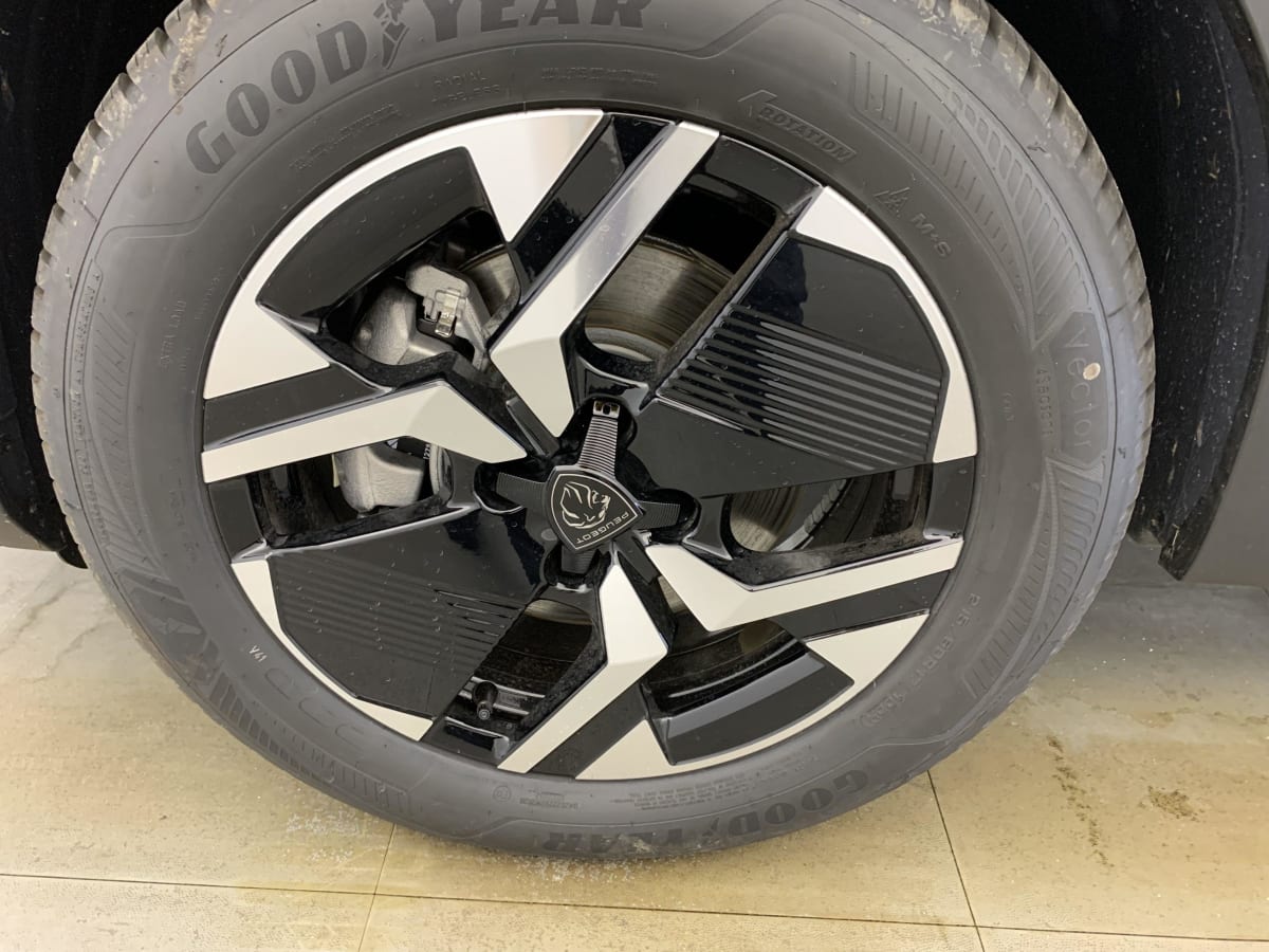 PEUGEOT 2008 Hybrid 145 e-DCS6 GT