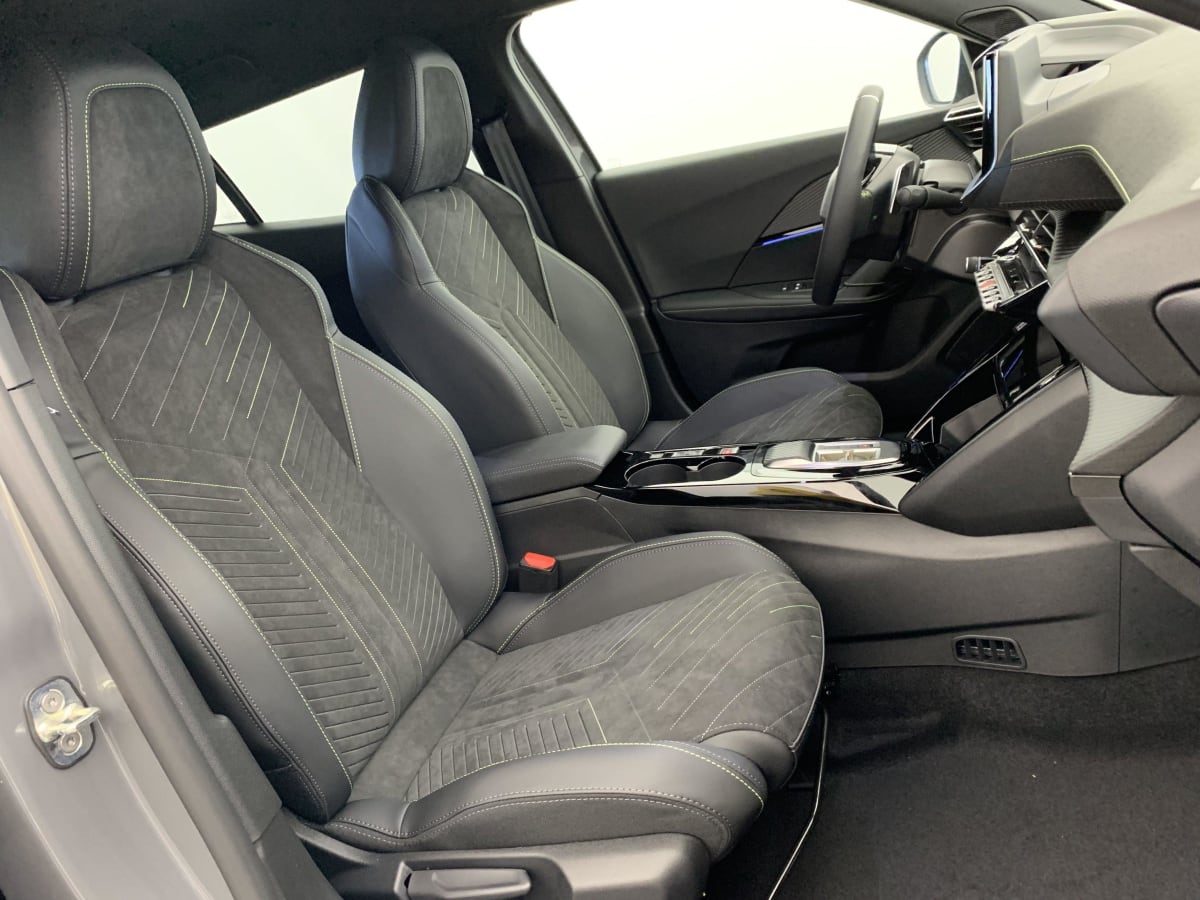 PEUGEOT 2008 Hybrid 145 e-DCS6 GT
