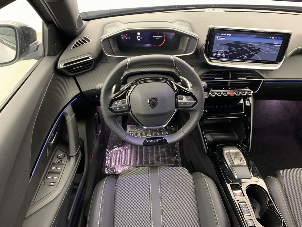 PEUGEOT 2008 Hybrid 145 e-DCS6 GT