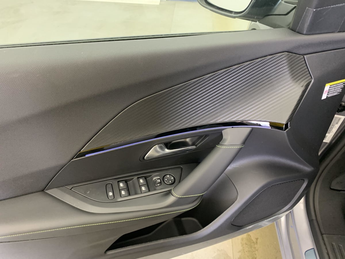 PEUGEOT 2008 Hybrid 145 e-DCS6 GT