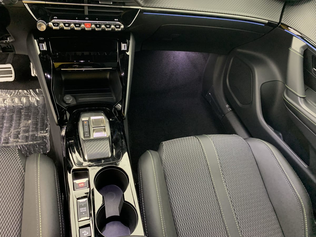 PEUGEOT 2008 Hybrid 145 e-DCS6 GT