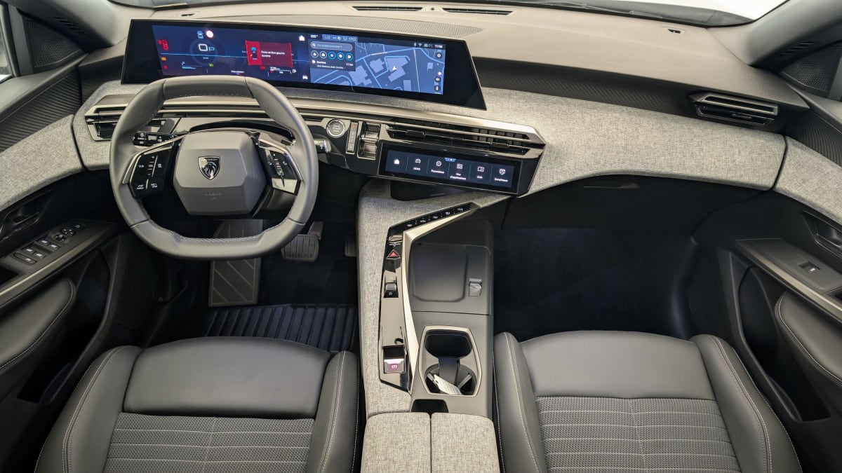 PEUGEOT 3008  HYBRID 136 E-DCS6 ALLURE