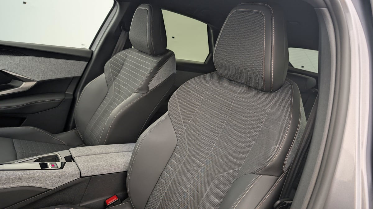 PEUGEOT 3008  HYBRID 136 E-DCS6 ALLURE