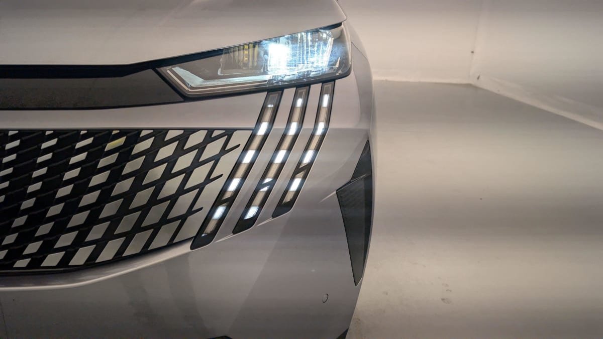 PEUGEOT 3008  HYBRID 136 E-DCS6 ALLURE