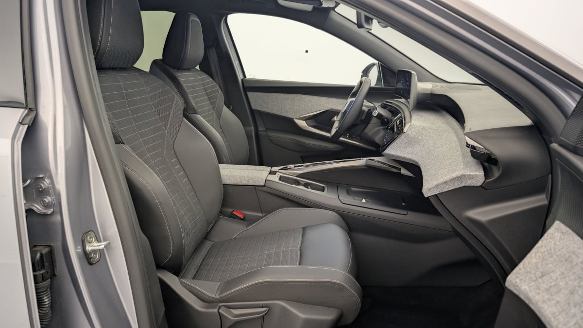 PEUGEOT 3008  HYBRID 136 E-DCS6 ALLURE