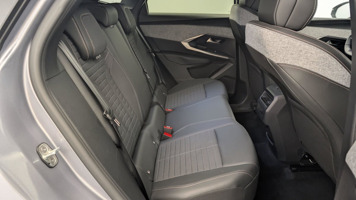 PEUGEOT 3008  HYBRID 136 E-DCS6 ALLURE