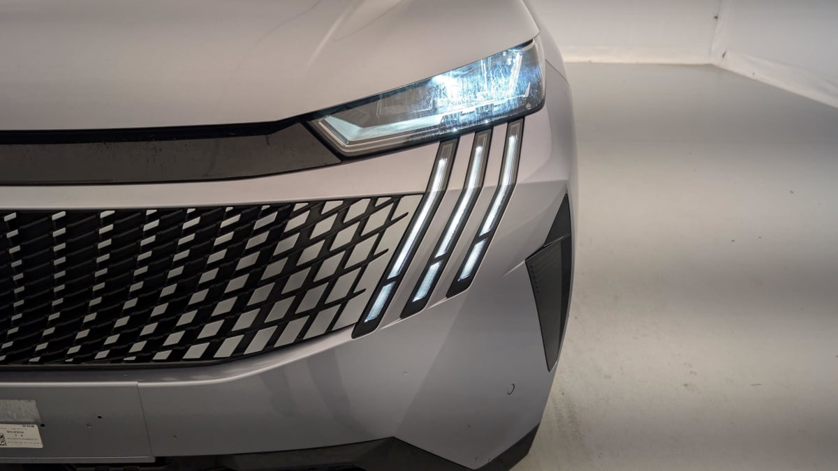 PEUGEOT 3008  HYBRID 136 E-DCS6 ALLURE