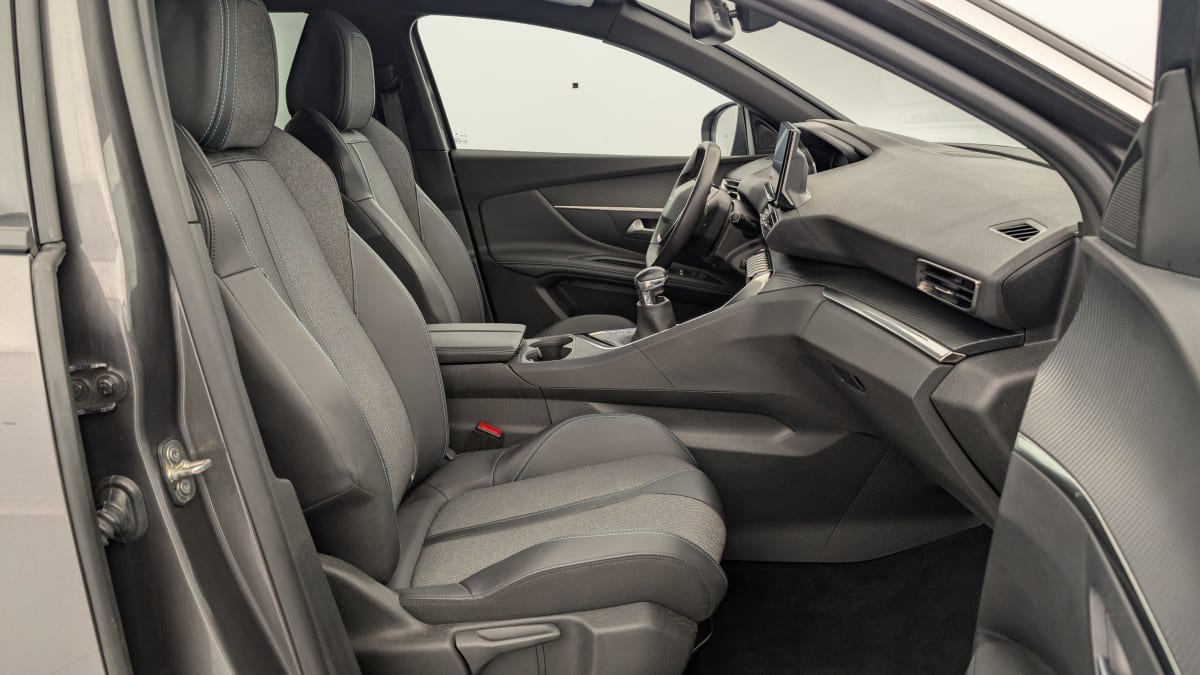 PEUGEOT 3008 PureTech 130ch BVM6 Allure Pack + Hayon motorisé + Pack Drive Assist